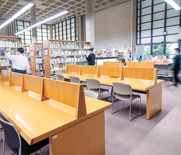 武蔵野図書館で学生達が本を利用している写真